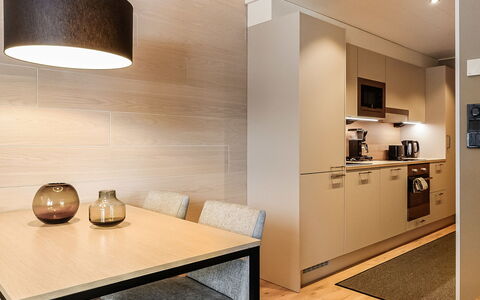 Levin Kunkku B5: Mobilia, Interior Design, Pavimentazione, Pavimento, Parete, Lampada, Legna, Soffitto, Illuminazione, Camera