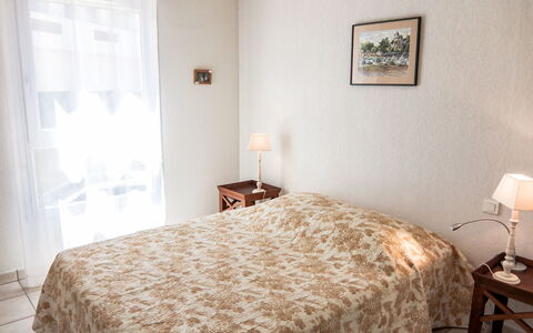 Les Flots Cypriano: Camera Da Letto, Letto, Mobilia, Camera, Lenzuolo, Proprietà, Bedding, Telaio Del Letto, Interior Design, Parete