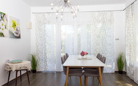 Francois: Tavolo, Mobilia, Proprietà, Legna, Illuminazione, Interior Design, Pavimento, Pavimentazione, Decorazione, Shade