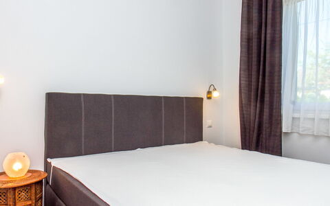 Francois: Mobilia, Comfort, Finestra, Legna, Illuminazione, Costruzione, Pavimento, Letto, Shade