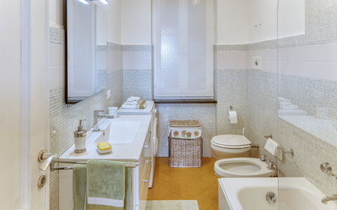 Marlà - Levanto: Rubinetto, Specchio, Idraulico Fixture, Lavello, Lavandino Del Bagno, Proprietà, Costruzione, Bagno, Interior Design, Architettura