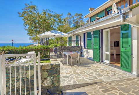 Marlà - Levanto: Cielo, Proprietà, Tavolo, Pianta, Costruzione, Azzurro, Shade, Vaso Di Fiori, Porta, Sedia