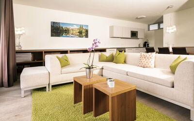 Superior mit 2 Schlafzimmer & Pool 190.3: Tavolo, Mobilia, Divano, Comfort, Soggiorno, Fiore, Interior Design, Decorazione, Pianta Della Casa, Illuminazione