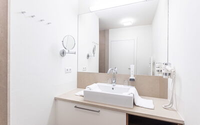 1 Schlafzimmer & Pool 190.7: Specchio, Marrone, Rubinetto, Lavello, Idraulico Fixture, Lavandino Del Bagno, Costruzione, Mobiletto Del Bagno, Bagno
