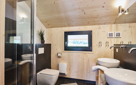Steinach am Brenner 130: Proprietà, Rubinetto, Specchio, Idraulico Fixture, Lavello, Lavandino Del Bagno, Bagno, Comfort, Illuminazione, Interior Design