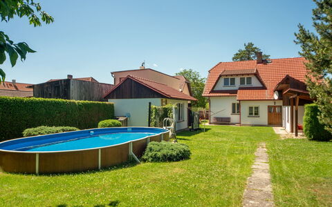 Sudoměřice: Casa, Tetto, Casa, Zona Residenziale, Villetta, Giardino, Prato, Backyard, Estate, Shade