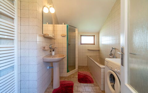 Sudoměřice: Pavimentazione, Pavimento, Interior Design, Parete, Idraulico Fixture, Bagno, Soffitto, Lavandino Del Bagno, Camera, Rubinetto