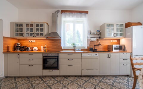 Sudoměřice: Cucina, Elettrodomestico Da Cucina, Cabinetry, Controsoffitto, Mobilia, Apparecchio Major, Interior Design, Pavimentazione, Cassetto, Legna