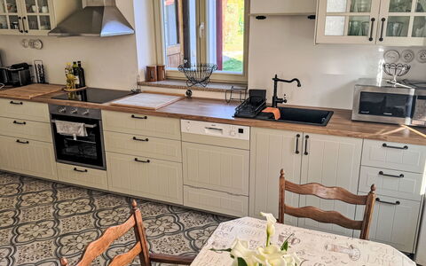Sudoměřice: Cucina, Cabinetry, Pavimentazione, Controsoffitto, Legna, Elettrodomestico Da Cucina, Mobilia, Cassetto, Interior Design, Apparecchio Major