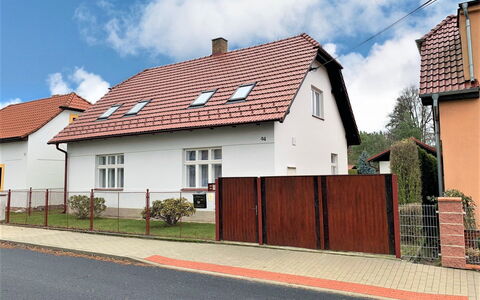 Sudoměřice: Nube, Pianta, Cielo, Costruzione, Proprietà, Finestra, Porta, Casa, Manto Stradale
