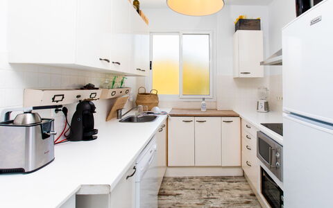 Leonor: Cabinetry, Controsoffitto, Bianca, Lavandino Della Cucina, Cucina, Costruzione, Cucina Stufa, Lavello, Cassetto, Illuminazione