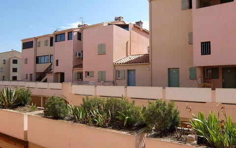 Les Terrasses Fleuries: Pianta, Cielo, Costruzione, Proprietà, Finestra, Azzurro, Casa, Quartiere, Condominio, Urban Design