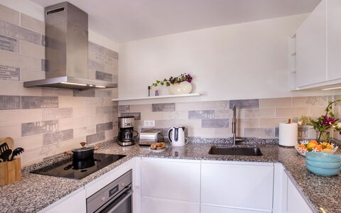 Villa El Camino: Controsoffitto, Cabinetry, Cucina, Lavello, Elettrodomestico Da Cucina, Cucina Stufa, Elettrodomestico, Costruzione, Interior Design, Cappa Di Aspirazione