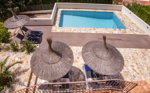 Villa El Camino: Acqua, Pianta, Legna, Mobili Da Esterno, Tempo Libero, Piscina, Paesaggio, Rettangolo, Tetto