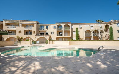 Saint-tropez 170: Acqua, Cielo, Costruzione, Piscina, Azzurro, Casa, Finestra, Pianta, Albero, Tempo Libero