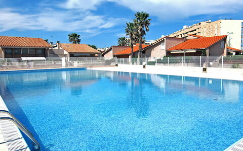 Saint Cyprien 560: Acqua, Nube, Cielo, Giorno, Proprietà, Piscina, Costruzione, Blu, Azzurro, Casa