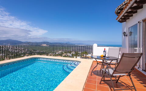Villa Jana: Cielo, Acqua, Costruzione, Pianta, Piscina, Azzurro, Blu, Interior Design, Sedia, Casa