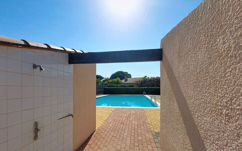 Tennis Résidence: Appartamento, Architettura, Zona Residenziale, Condominio, Materiale Composito, Urban Design, Balcone, Uso Misto, Shade