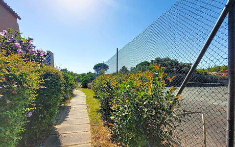 Tennis Résidence: Appartamento, Architettura, Zona Residenziale, Condominio, Materiale Composito, Urban Design, Balcone, Uso Misto, Shade