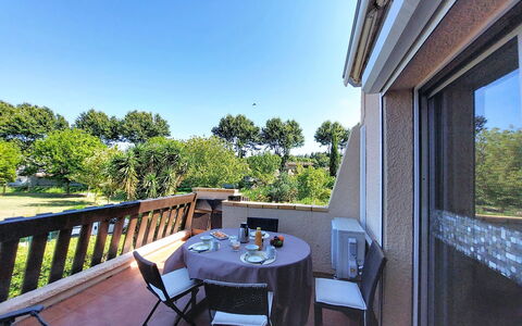 Tennis Résidence: Appartamento, Architettura, Zona Residenziale, Condominio, Materiale Composito, Urban Design, Balcone, Uso Misto, Shade