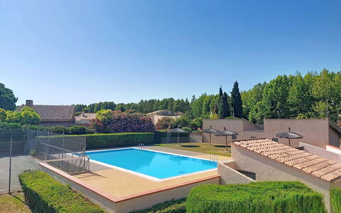 Tennis Résidence: Appartamento, Architettura, Zona Residenziale, Condominio, Materiale Composito, Urban Design, Balcone, Uso Misto, Shade