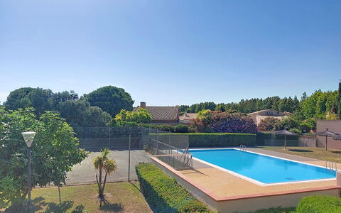 Tennis Résidence: Appartamento, Architettura, Zona Residenziale, Condominio, Materiale Composito, Urban Design, Balcone, Uso Misto, Shade