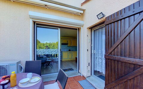 Tennis Résidence: Appartamento, Architettura, Zona Residenziale, Condominio, Materiale Composito, Urban Design, Balcone, Uso Misto, Shade