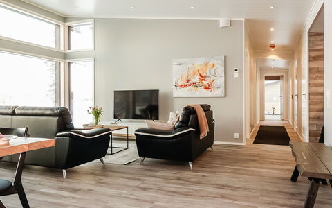 Villa Kallas: Pavimento In Legno, Pavimentazione, Interior Design, Pavimento, Mobilia, Legna, Pavimento Laminato, Soggiorno, Divano, Soffitto