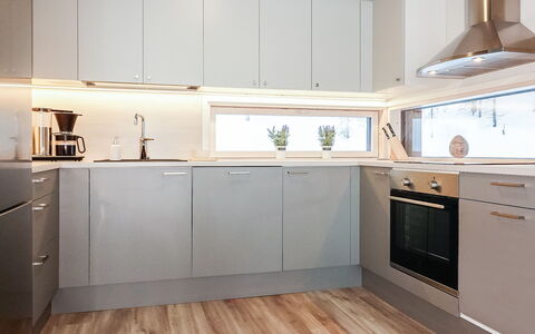 Villa Kallas: Pavimentazione, Elettrodomestico Da Cucina, Cucina, Interior Design, Controsoffitto, Legna, Apparecchio Major, Cabinetry, Soffitto, Pavimento