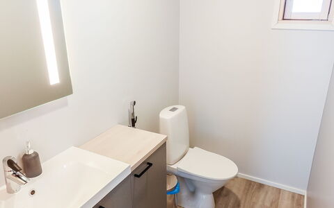 Villa Kallas: Toilet Seat, Idraulico Fixture, Pavimentazione, Bagno, Pavimento, Gabinetto, Interior Design, Lavandino Del Bagno, Lavello, Mobiletto Del Bagno