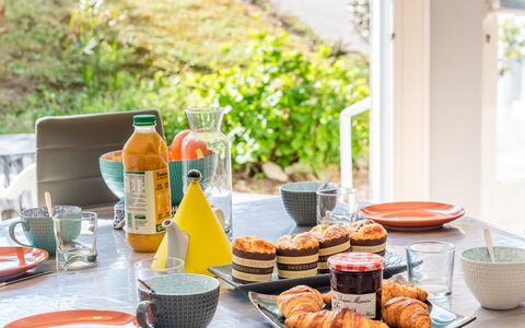Beaumanoir: Cibo, Tavola, Tavolo, Pianta, Dishware, Ingrediente, Piatto, Bottiglia, Arancia