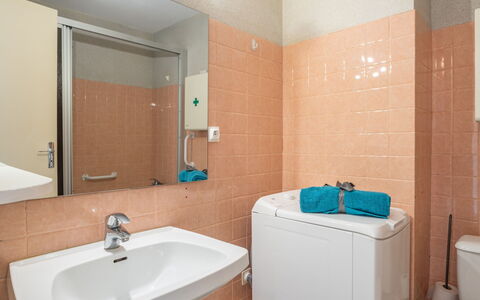 Résidence les Dunes: Specchio, Rubinetto, Lavello, Proprietà, Idraulico Fixture, Bagno, Lavandino Del Bagno, Azzurro, Interior Design
