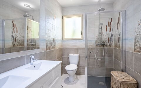 Laouchet: Specchio, Idraulico Fixture, Rubinetto, Lavello, Proprietà, Lavandino Del Bagno, Bagno, Illuminazione, Interior Design, Viola