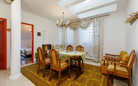 Balatonbereny 600: Tavolo, Mobilia, Decorazione, Costruzione, Sedia, Legna, Soggiorno, Architettura, Divano, Interior Design