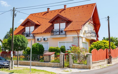 Balatonbereny 600: Costruzione, Finestra, Casa, Zona Residenziale, Casa, Facciata, Tetto, Quartiere, Architettura, Insediamento Umano
