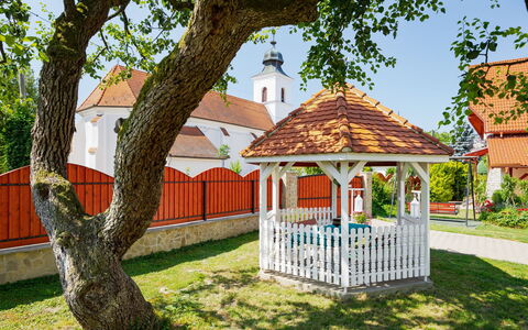 Balatonbereny 600: Casa, Tetto, Giardino, Cortile, Prato, Landscaping, Hacienda, Driveway, Backyard, Villa