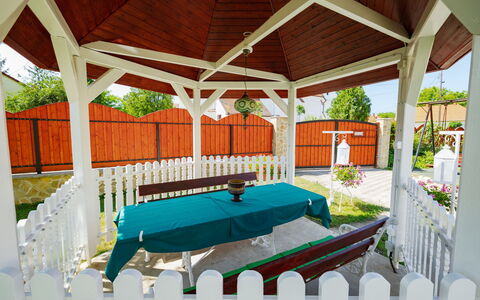Balatonbereny 600: Struttura Esterna, Shade, Portico, Giardino, Gazebo, Padiglione, Backyard, Baldacchino, Cortile, Eco Hotel