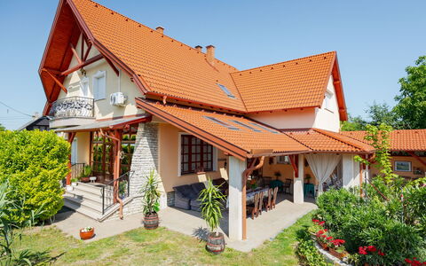 Balatonbereny 600: Costruzione, Casa, Tetto, Casa, Zona Residenziale, Facciata, Architettura, Villetta, Porta, Tenda