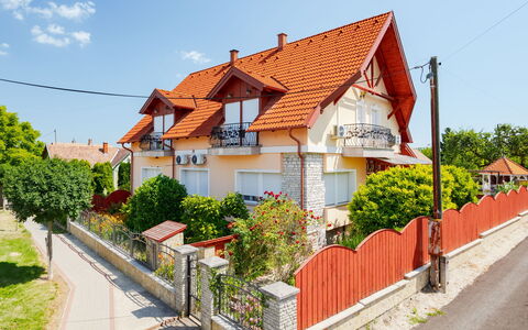 Balatonbereny 600: Costruzione, Zona Residenziale, Casa, Casa, Facciata, Quartiere, Architettura, Tetto, Cittadina, Insediamento Umano