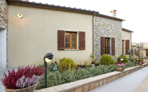 Borgo Carradori: Pianta, Costruzione, Proprietà, Finestra, Cielo, Fiore, Casa, Manto Stradale, Zona Residenziale, Immobiliare
