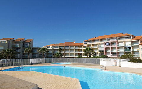 Saint Cyprien 650: Acqua, Cielo, Costruzione, Giorno, Proprietà, Piscina, Azzurro, Condominio, Casa, Albero