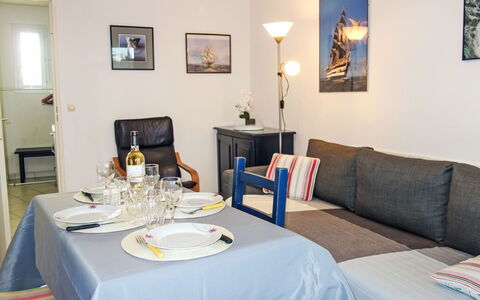 Saint Cyprien 650: Mobilia, Interior Design, Pavimentazione, Camera, Tavolo, Pavimento, Illuminazione, Cornice, Divano, Sedia