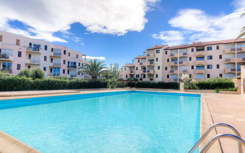 Saint Cyprien 660: Acqua, Nube, Costruzione, Cielo, Pianta, Finestra, Giorno, Piscina, Azzurro, Casa