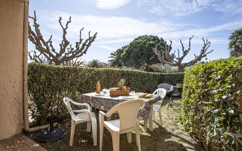 Saint Cyprien 700: Acqua, Cielo, Proprietà, Pianta, Azzurro, Piscina, Albero, Tempo Libero, Shade, Costruzione