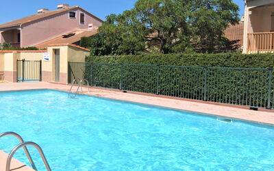 Saint Cyprien 700: Acqua, Cielo, Proprietà, Pianta, Azzurro, Piscina, Albero, Tempo Libero, Shade, Costruzione