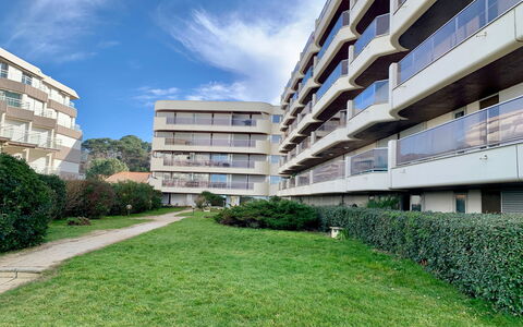 Arcachon 525: Nube, Pianta, Cielo, Costruzione, Giorno, Proprietà, Finestra, Urban Design, Palazzone, Erba