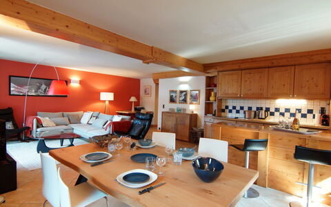 Villa Princesse: Tavolo, Mobilia, Costruzione, Sedia, Legna, Pavimento, Pavimentazione, Soggiorno, Immobiliare, Scrivania