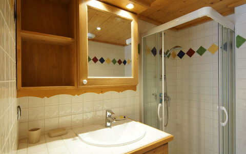 Villa Princesse: Specchio, Rubinetto, Idraulico Fixture, Lavello, Proprietà, Lavandino Del Bagno, Bagno, Legna, Interior Design, Illuminazione