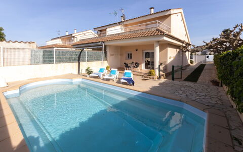 Jenaro: Acqua, Cielo, Costruzione, Finestra, Pianta, Piscina, Azzurro, Shade, Casa, Rettangolo