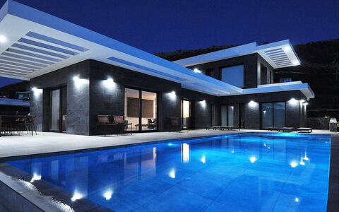 Villa Sareva: Cielo, Proprietà, Costruzione, Luce, Piscina, Finestra, Acqua, Shade, Immobiliare, Casa